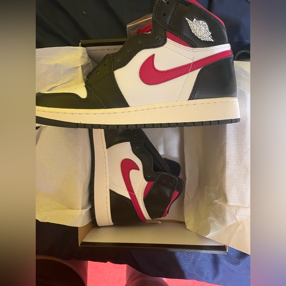 New in Box AIR JORDAN 1 RETRO HIGH OG GS 'GYM RED' - Picture 8 of 14